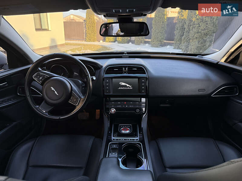 Седан Jaguar XE 2016 в Виннице