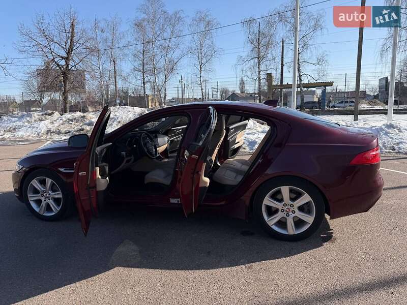 Седан Jaguar XE 2017 в Житомирі