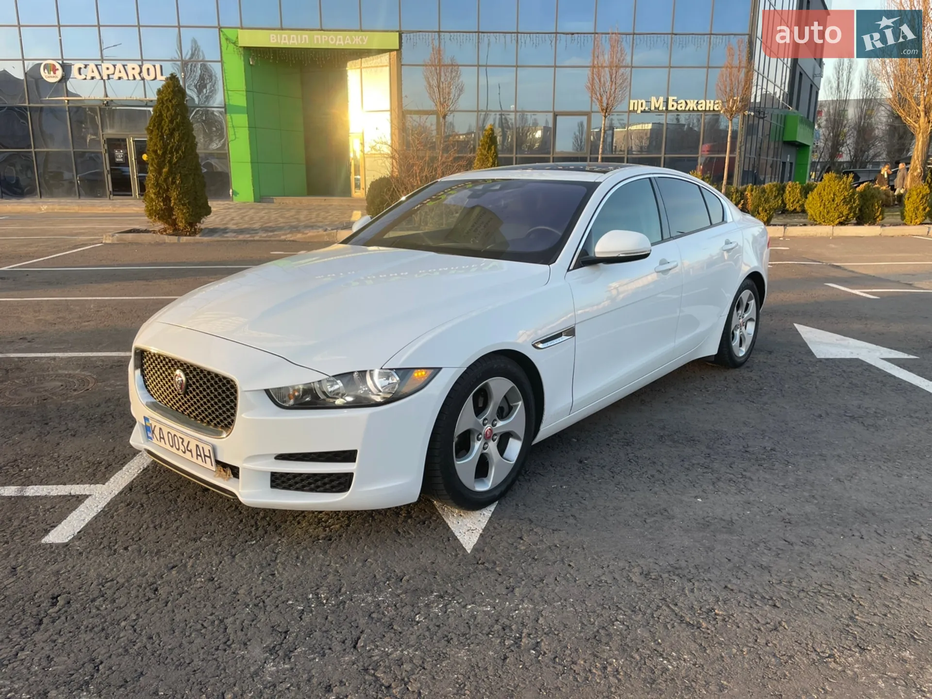 2017 Jaguar XE - мініатюра 3