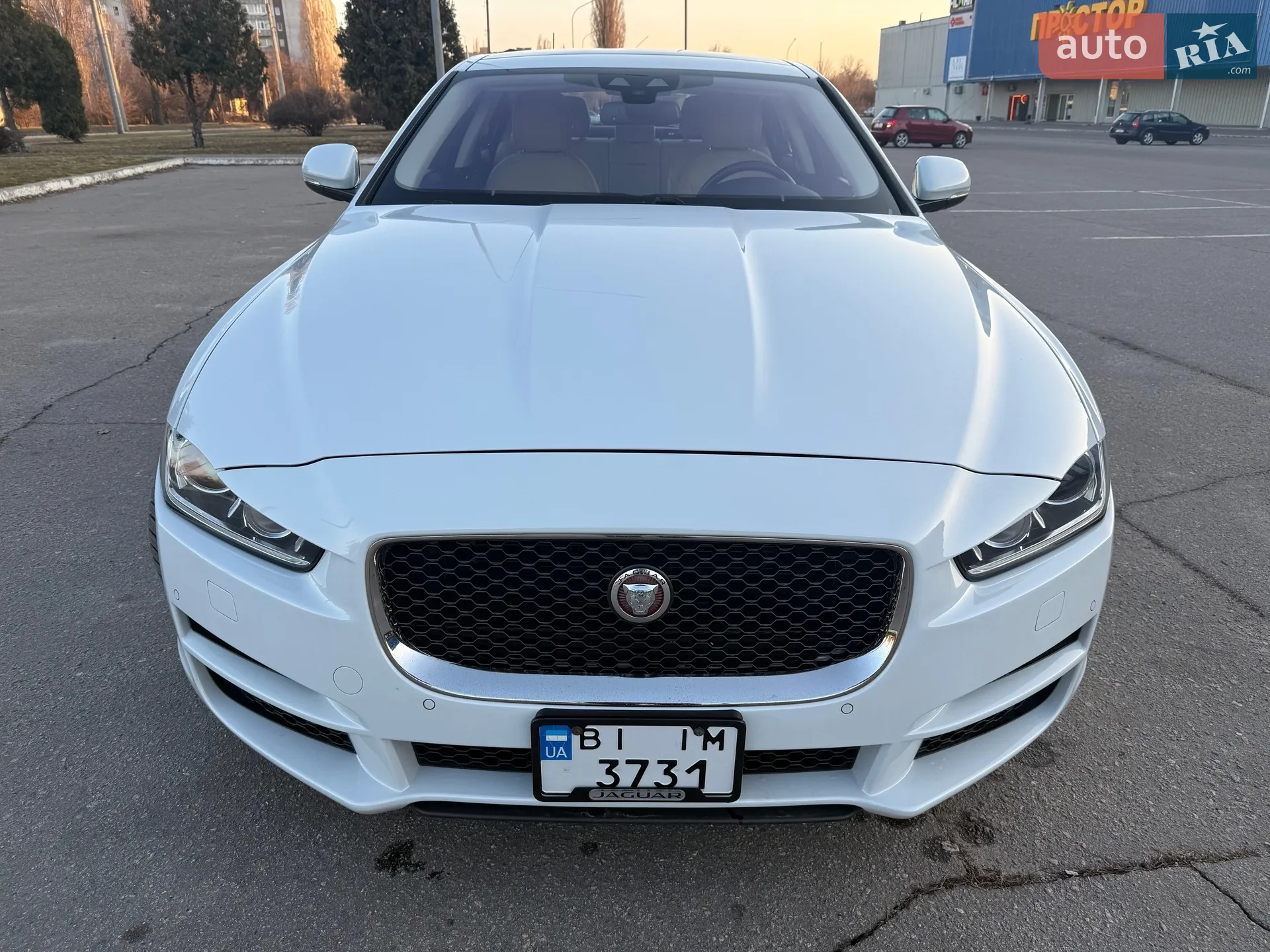 2016 Jaguar XE - мініатюра 3