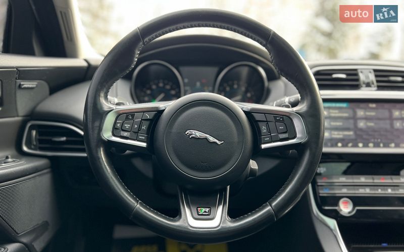 Седан Jaguar XE 2018 в Львове