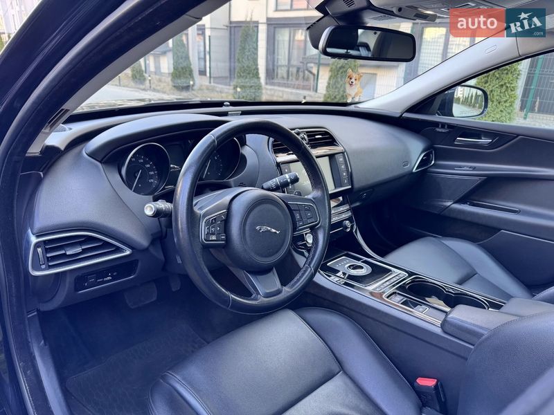 Седан Jaguar XE 2016 в Черновцах