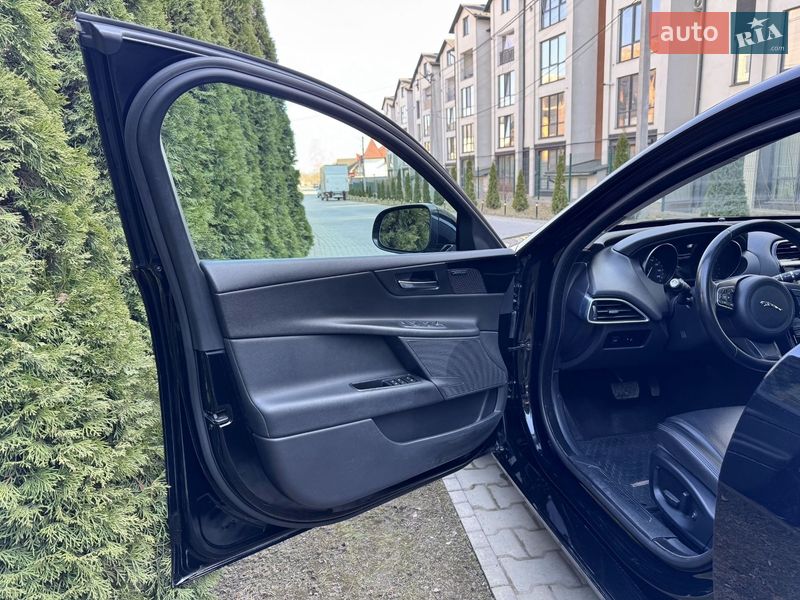 Седан Jaguar XE 2016 в Черновцах