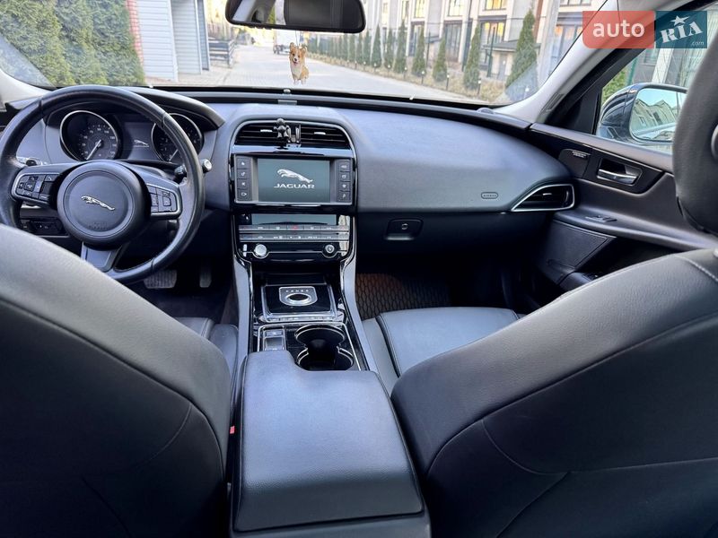 Седан Jaguar XE 2016 в Черновцах