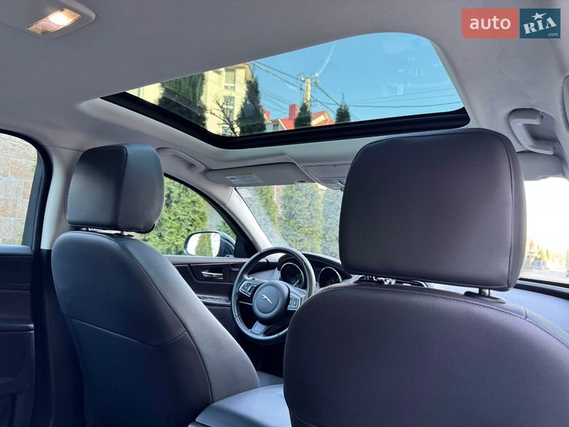 Седан Jaguar XE 2016 в Черновцах