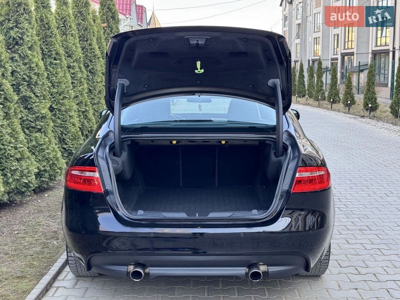 Седан Jaguar XE 2016 в Черновцах