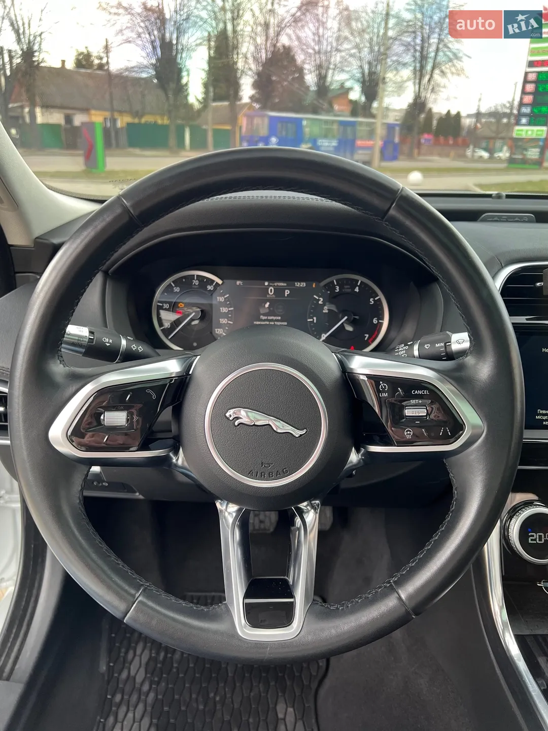 2019 Jaguar XE - мініатюра 16
