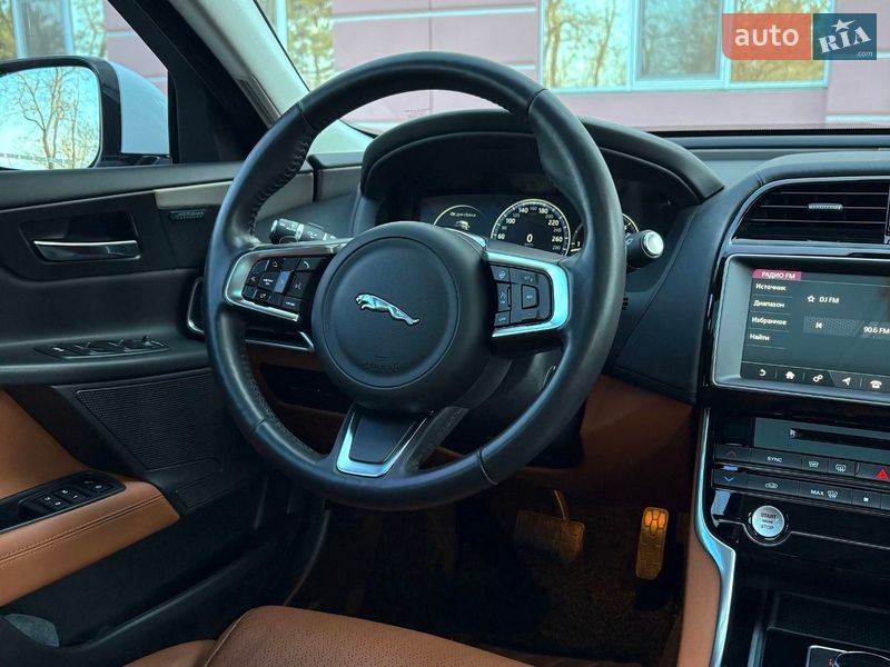 Седан Jaguar XE 2017 в Одесі