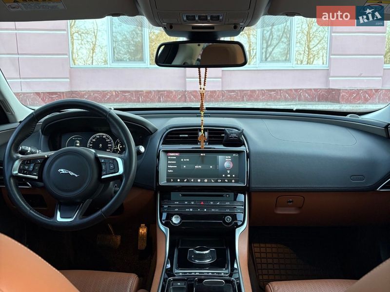 Седан Jaguar XE 2017 в Одесі
