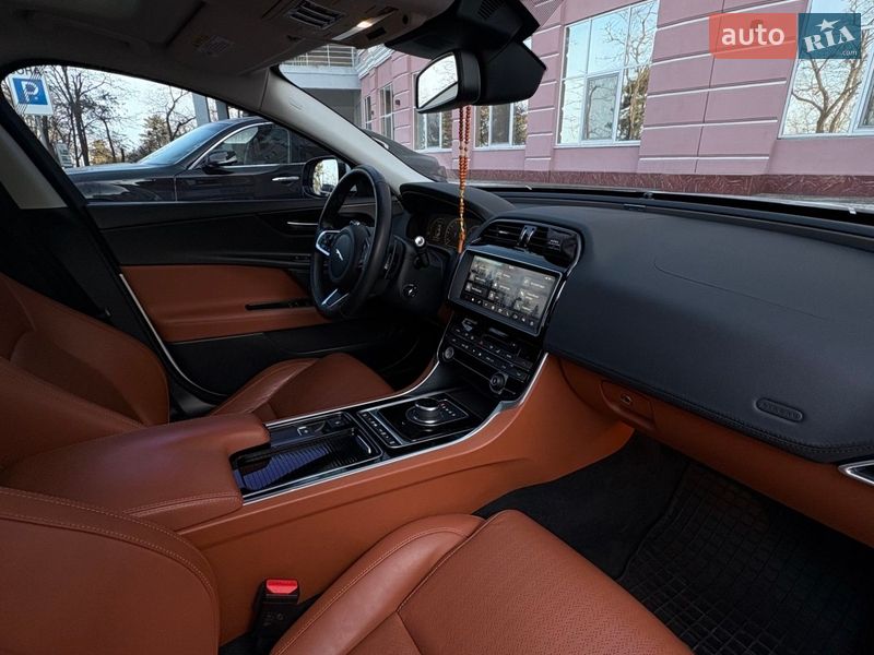 Седан Jaguar XE 2017 в Одесі