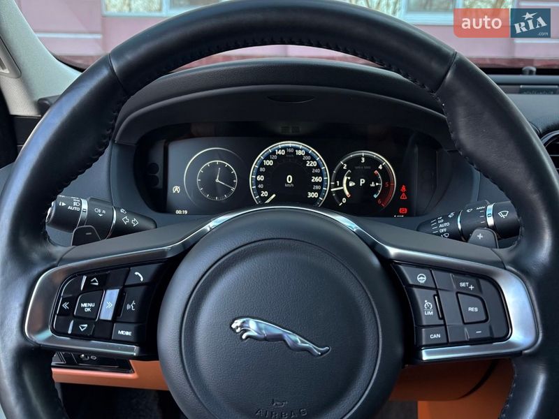 Седан Jaguar XE 2017 в Одесі