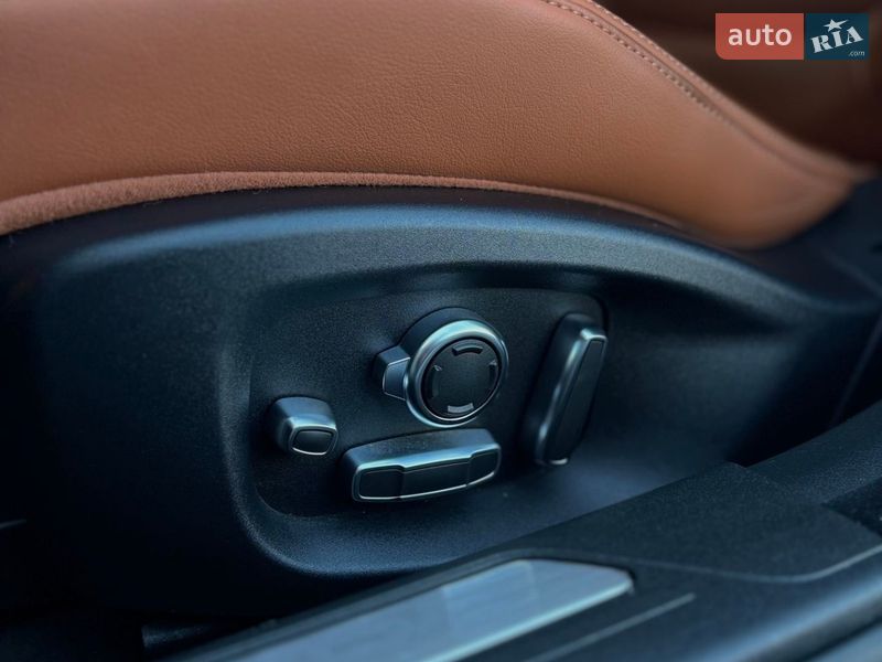 Седан Jaguar XE 2017 в Одесі