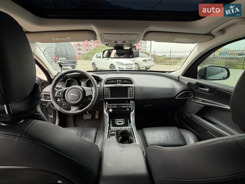 Седан Jaguar XE 2015 в Одесі