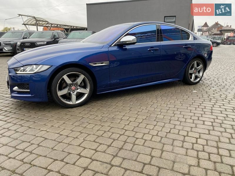 Седан Jaguar XE 2015 в Львові