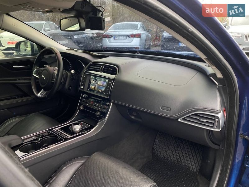 Седан Jaguar XE 2015 в Львові