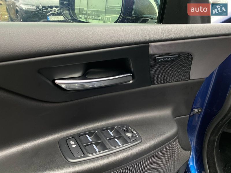 Седан Jaguar XE 2015 в Львові