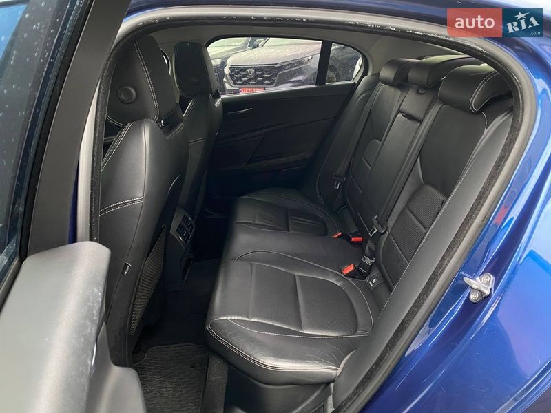 Седан Jaguar XE 2015 в Львові