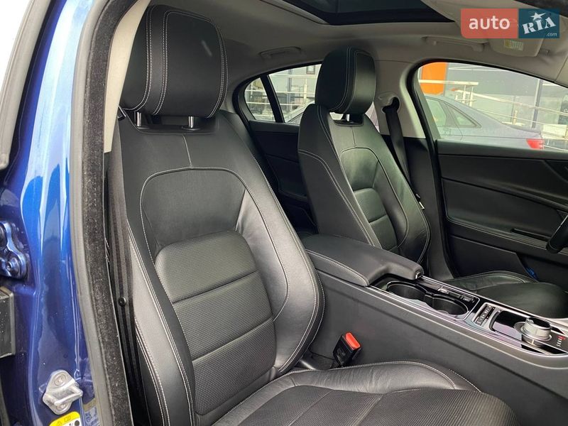 Седан Jaguar XE 2015 в Львові