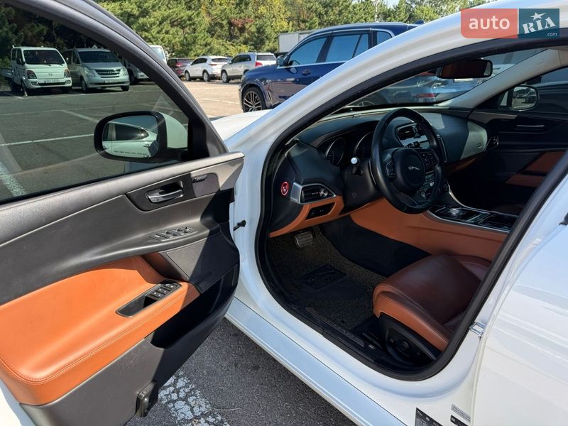 Седан Jaguar XE 2015 в Києві