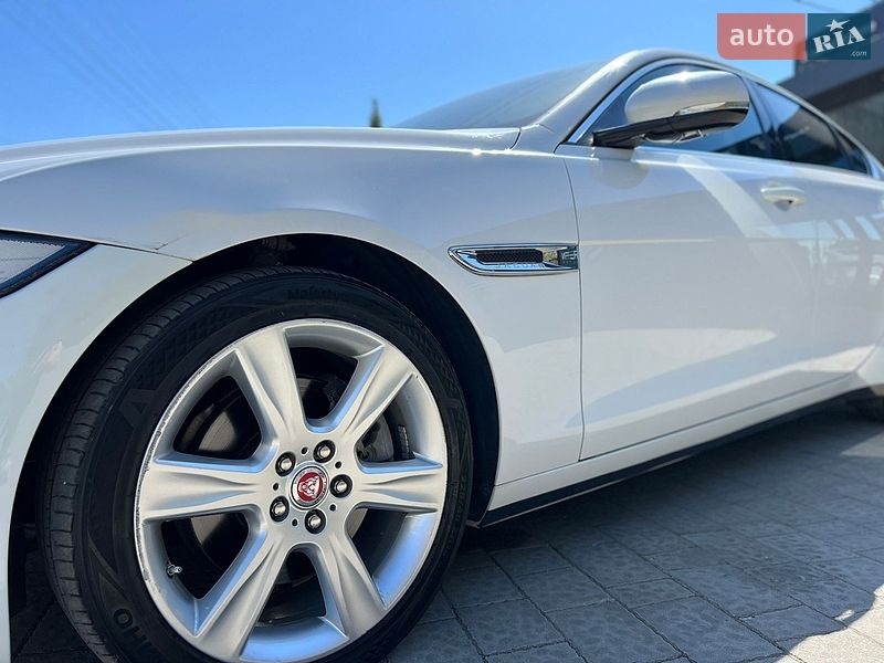 Седан Jaguar XE 2015 в Львове