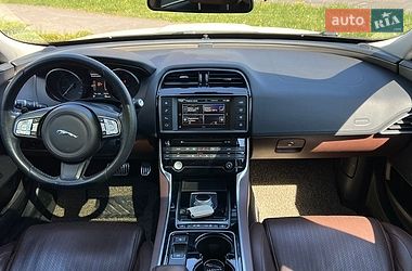 Седан Jaguar XE 2015 в Львове