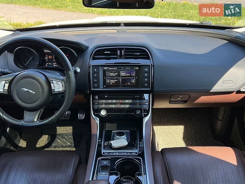 Седан Jaguar XE 2015 в Львове