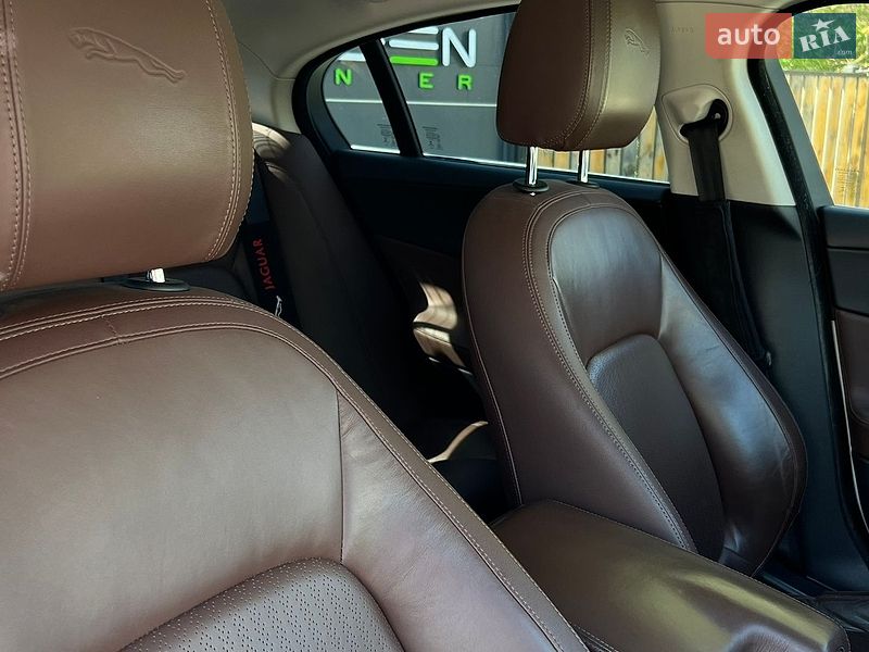 Седан Jaguar XE 2015 в Львове