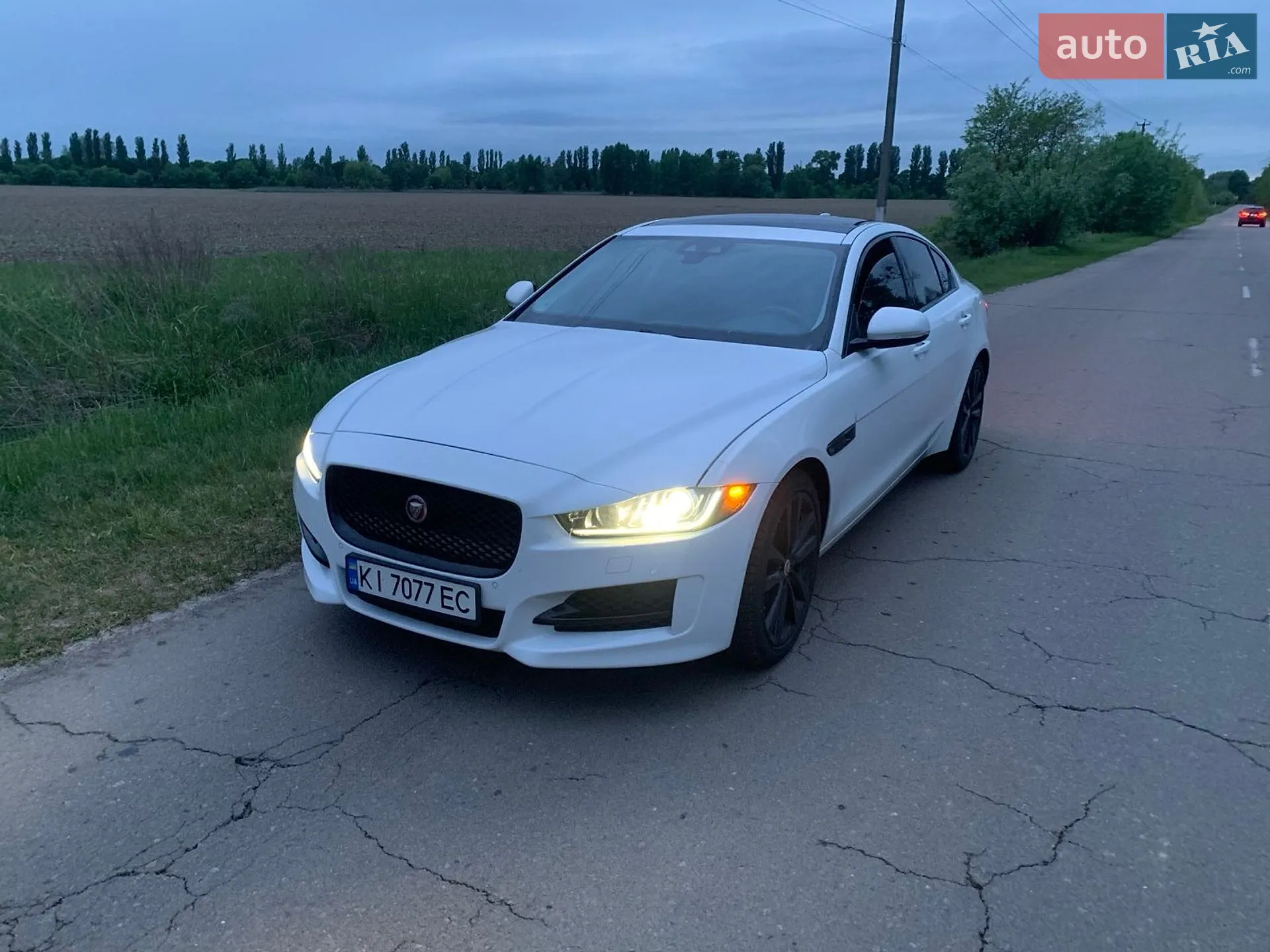 2019 Jaguar XE - мініатюра 2