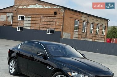 Седан Jaguar XE 2017 в Нововолинську