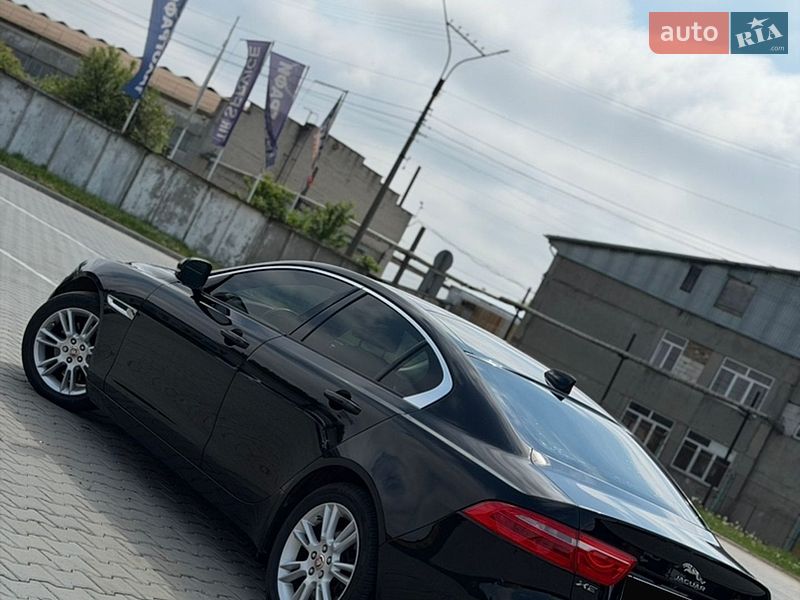 Седан Jaguar XE 2017 в Нововолинську