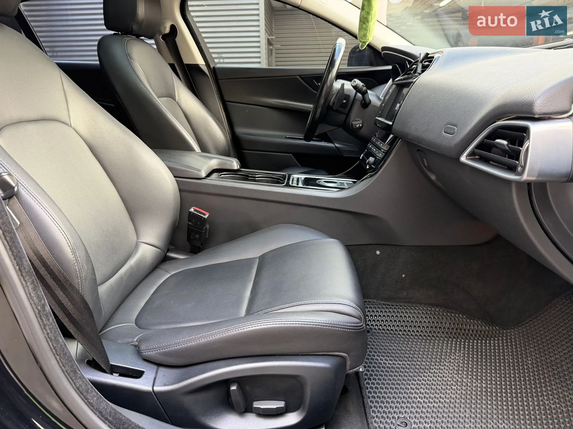 2016 Jaguar XE - мініатюра 12