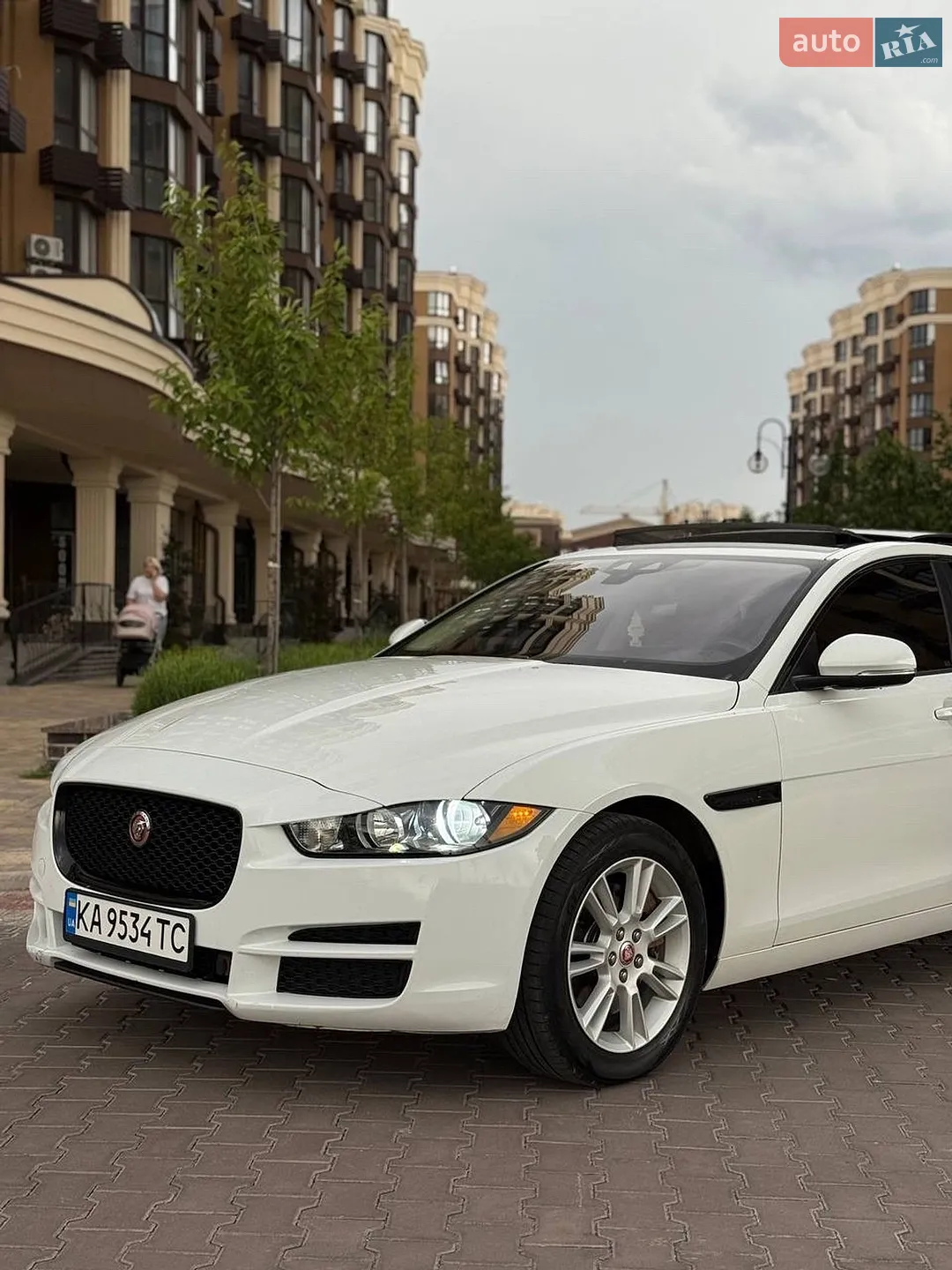 2017 Jaguar XE - мініатюра 3