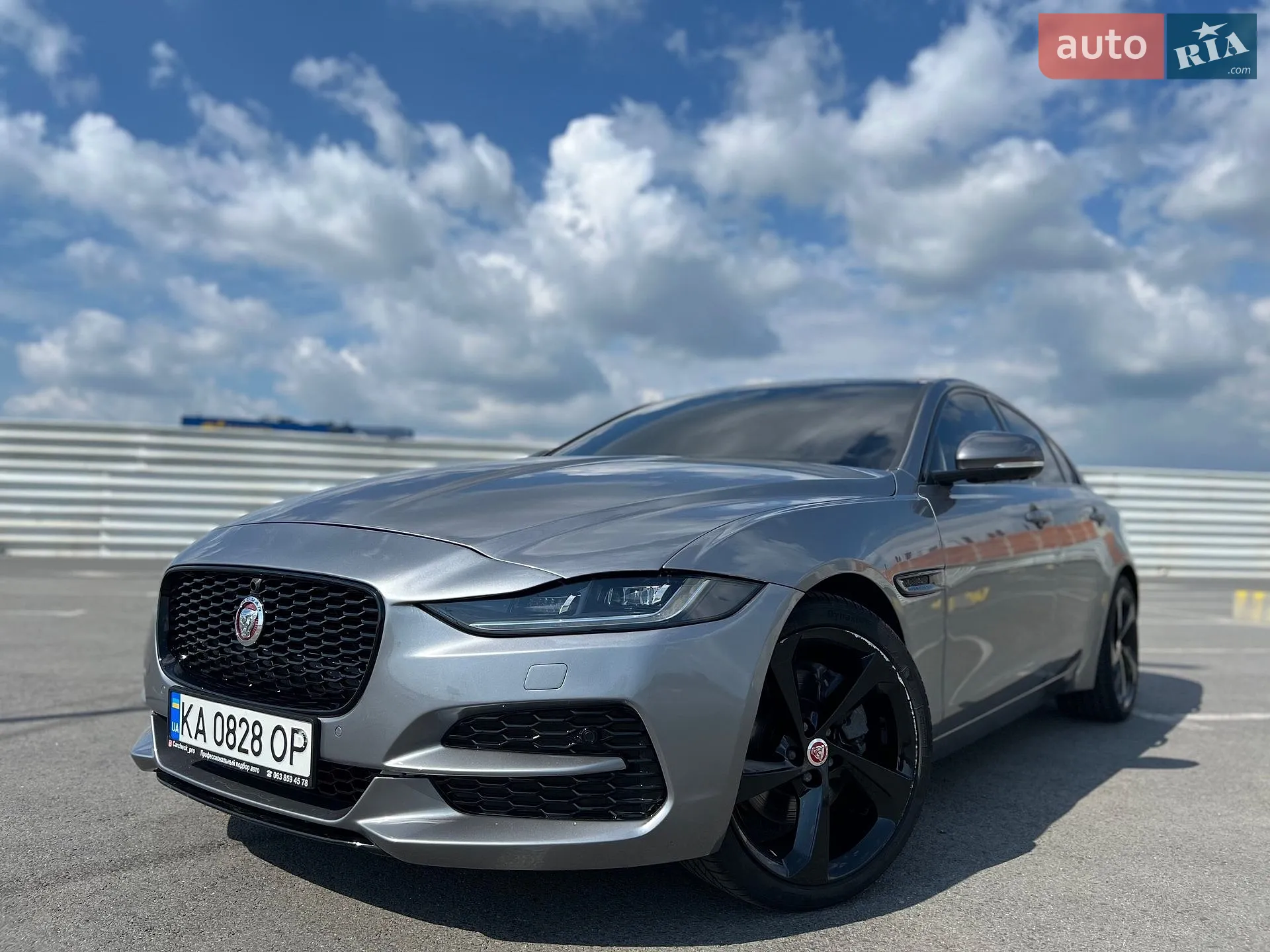 2019 Jaguar XE - мініатюра 2