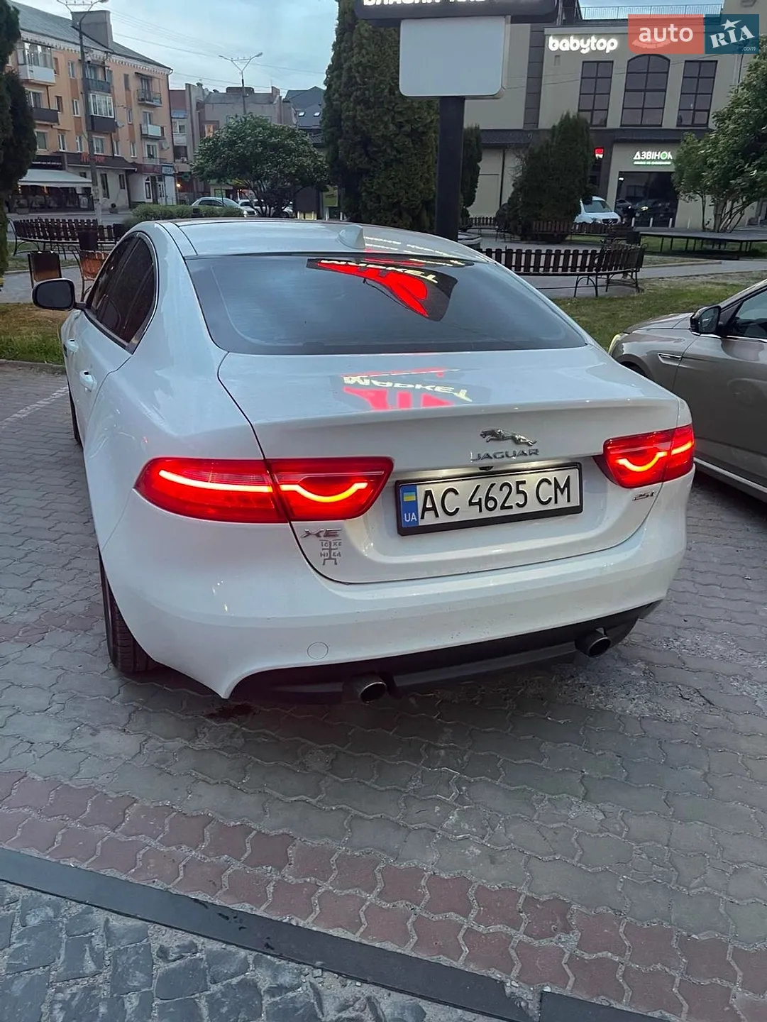 2016 Jaguar XE - мініатюра 3