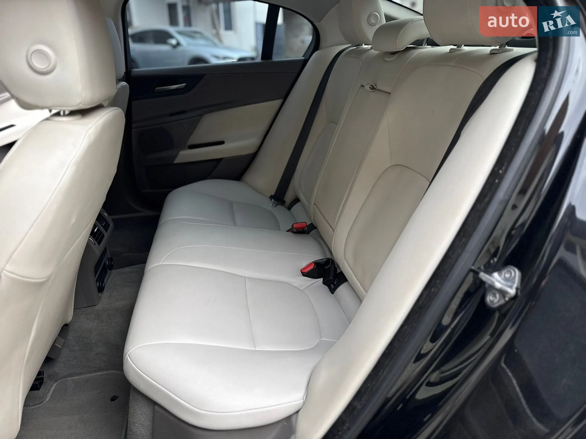 2016 Jaguar XE - мініатюра 9