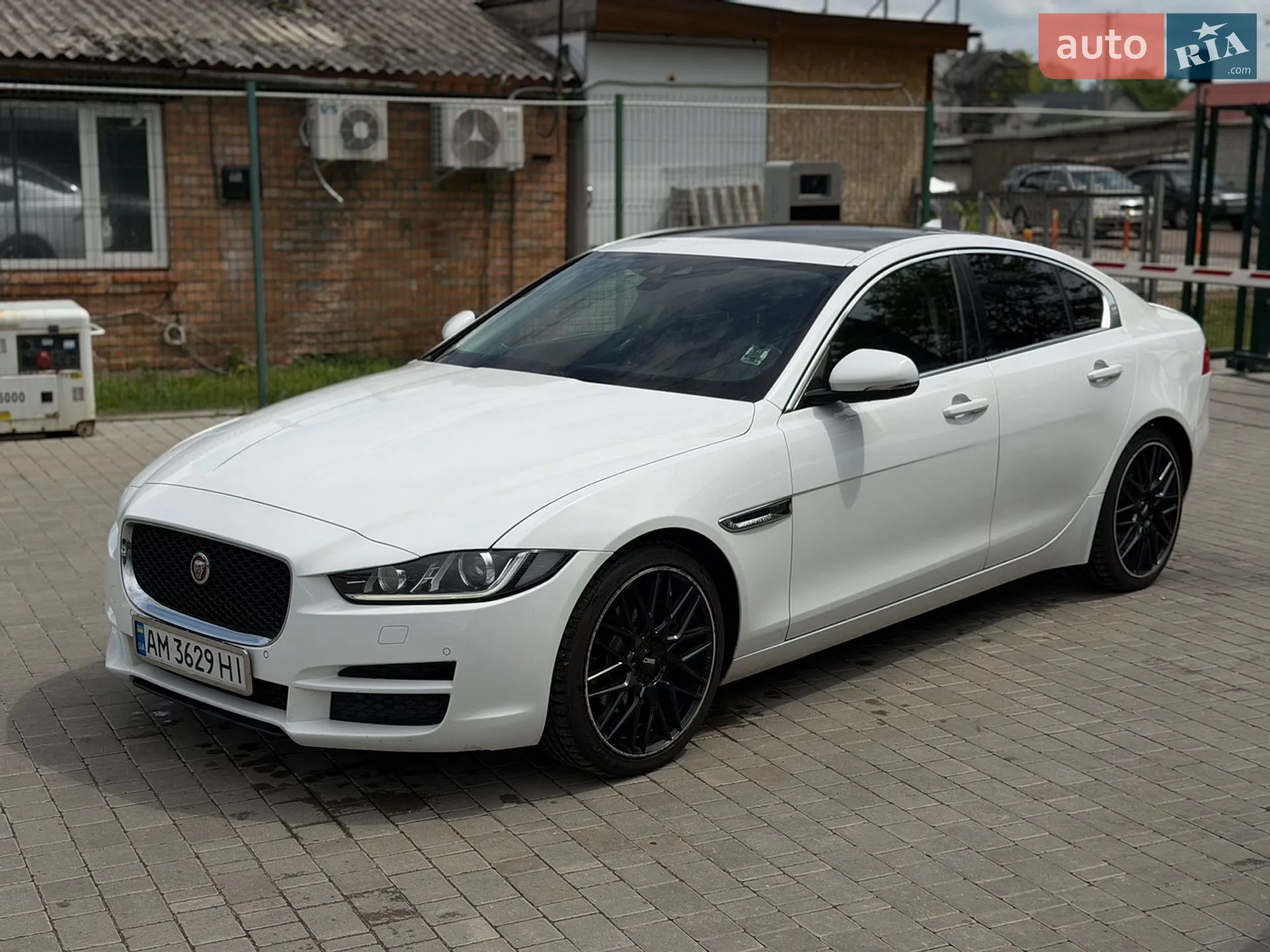 2016 Jaguar XE - мініатюра 3