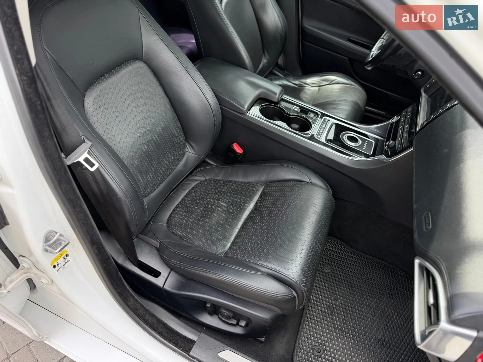 2016 Jaguar XE - мініатюра 10