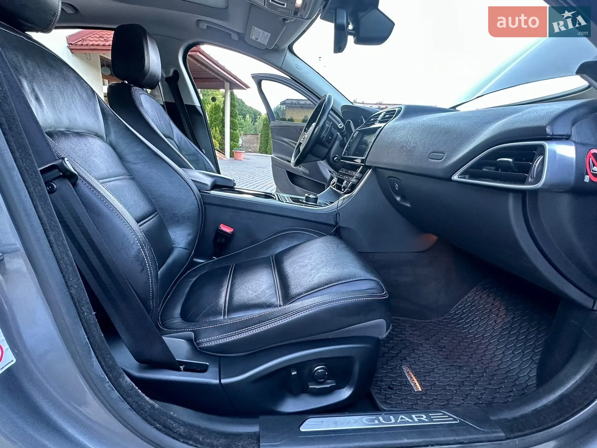 2017 Jaguar XE - мініатюра 32