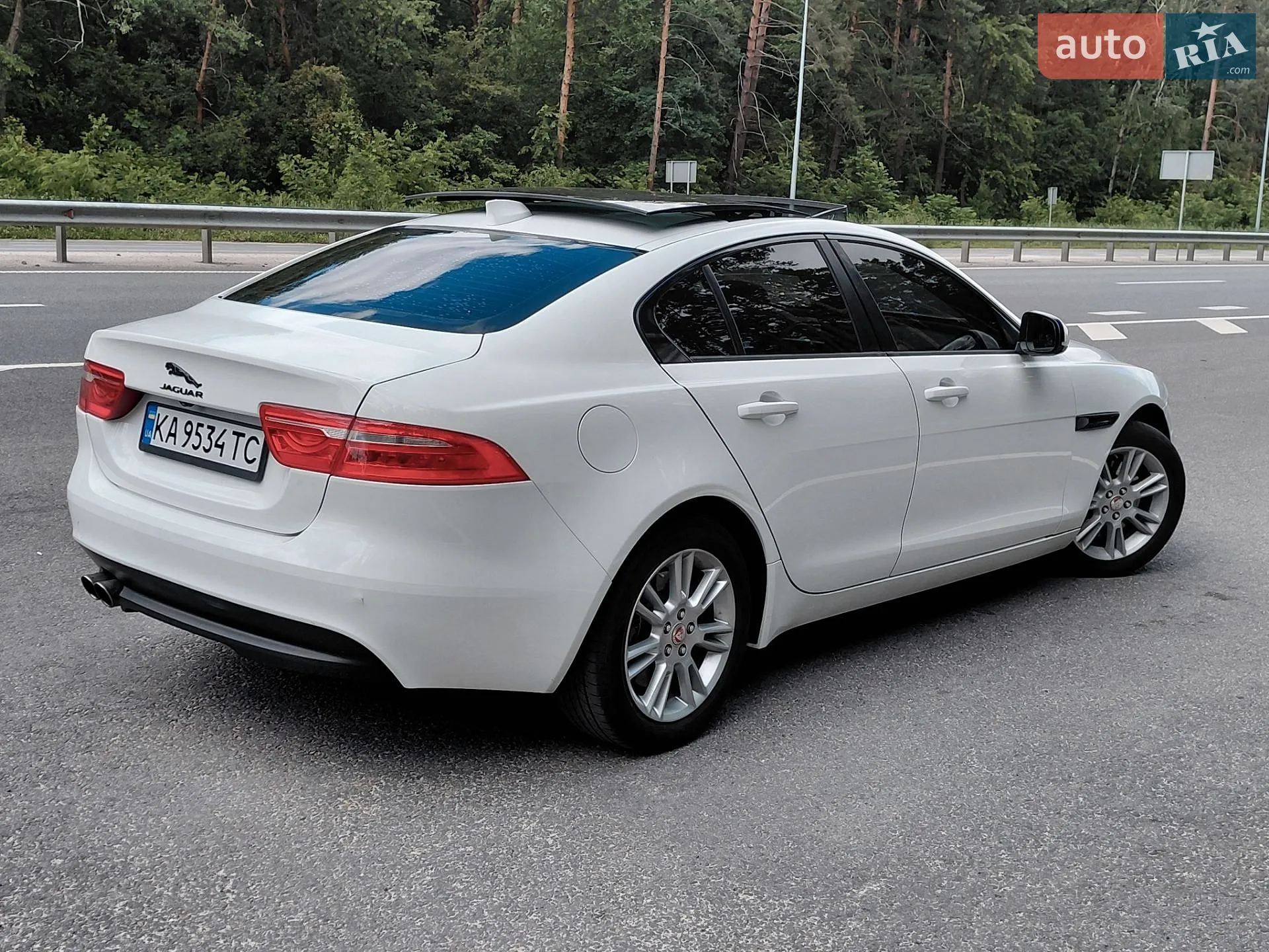 2017 Jaguar XE - мініатюра 3