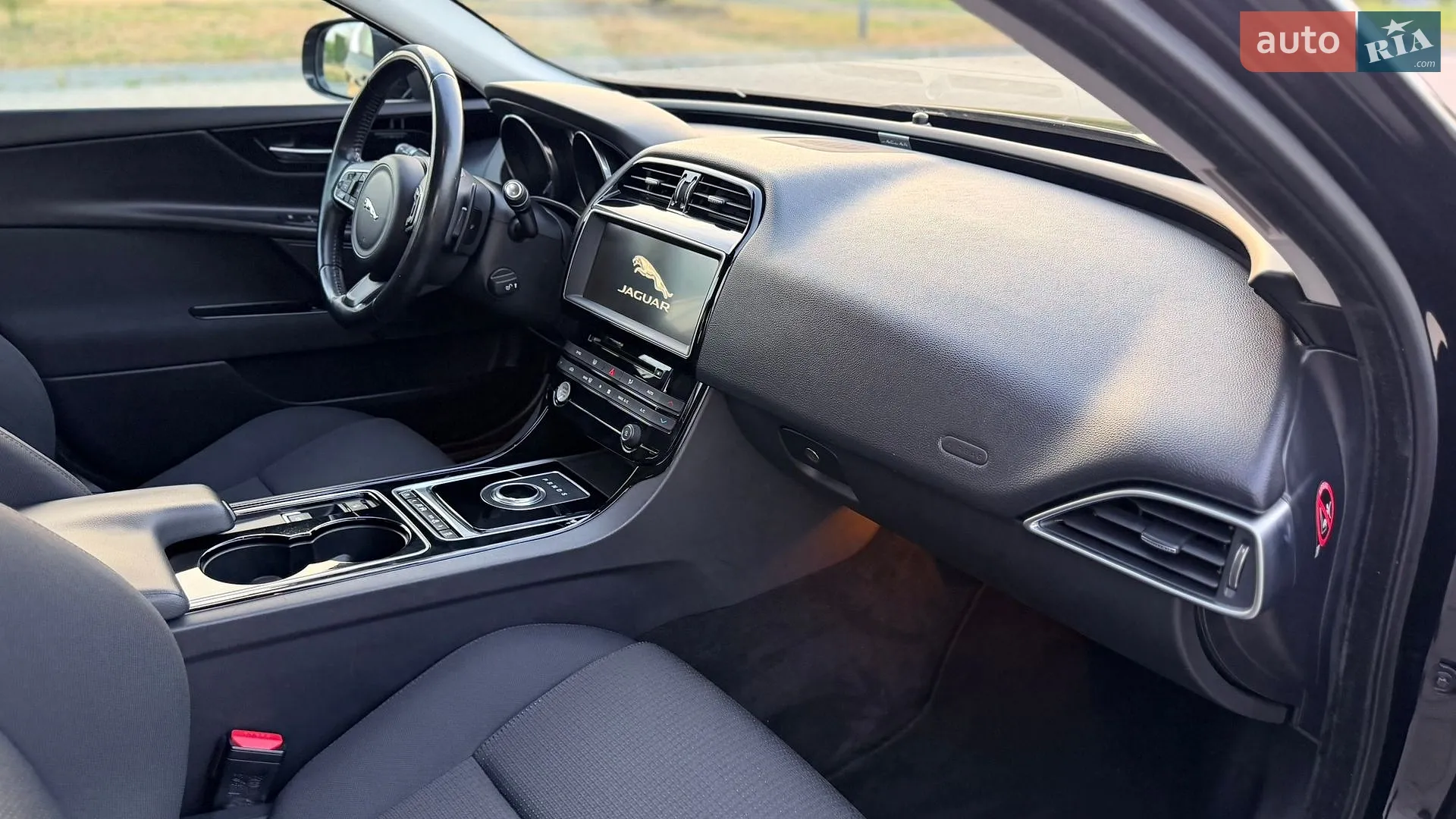 2016 Jaguar XE - мініатюра 31