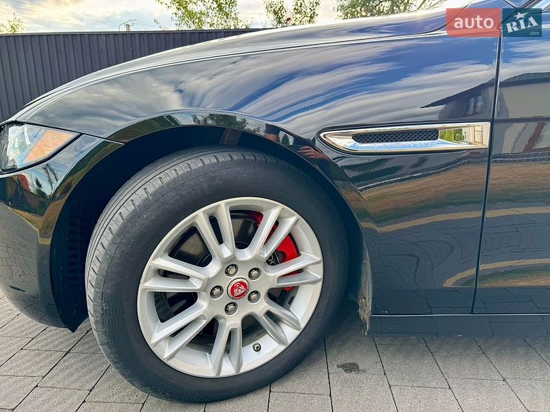 Седан Jaguar XE 2016 в Яворове