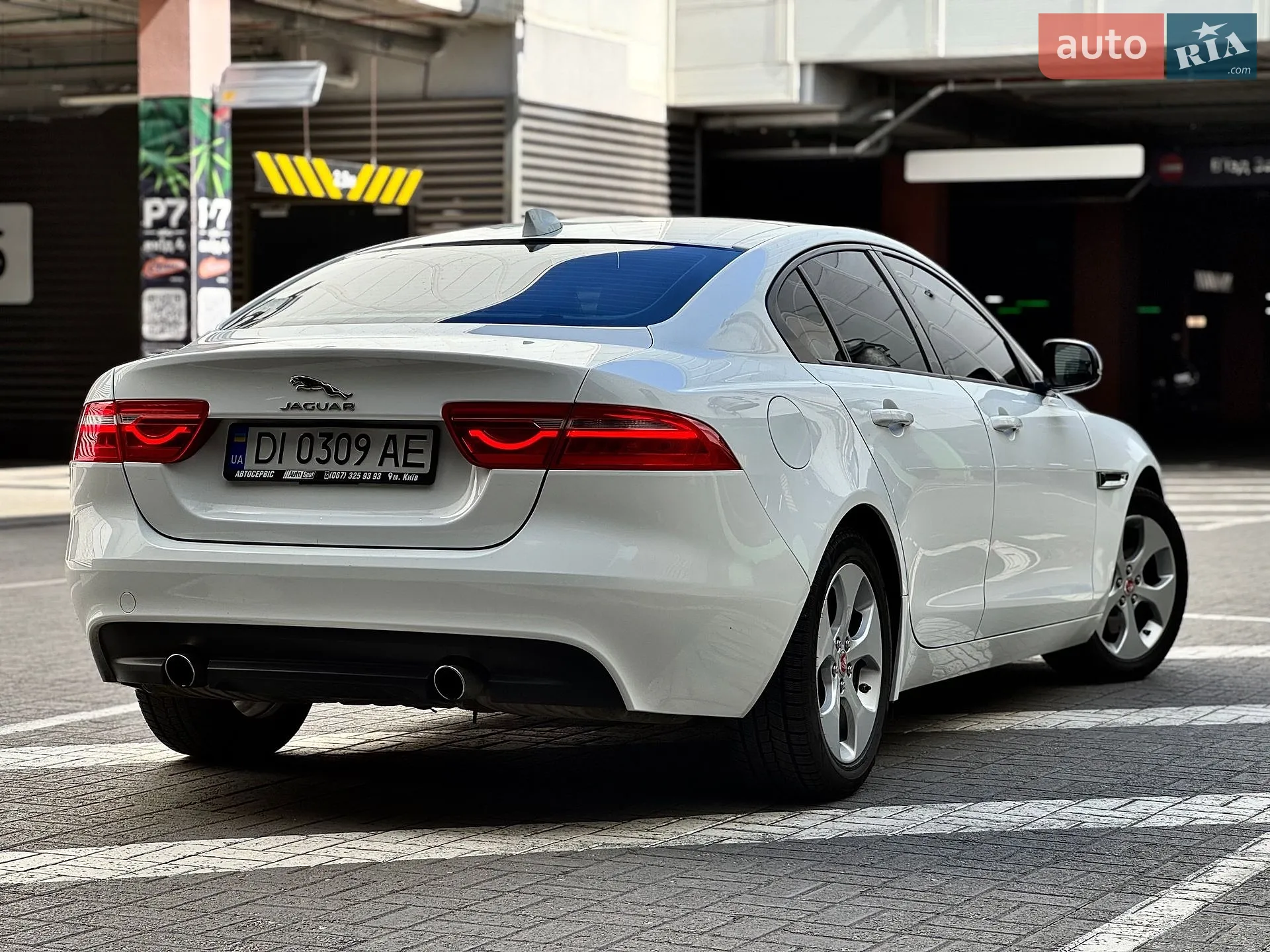 2016 Jaguar XE - мініатюра 3
