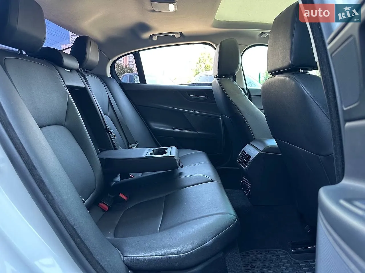 2018 Jaguar XE - мініатюра 11