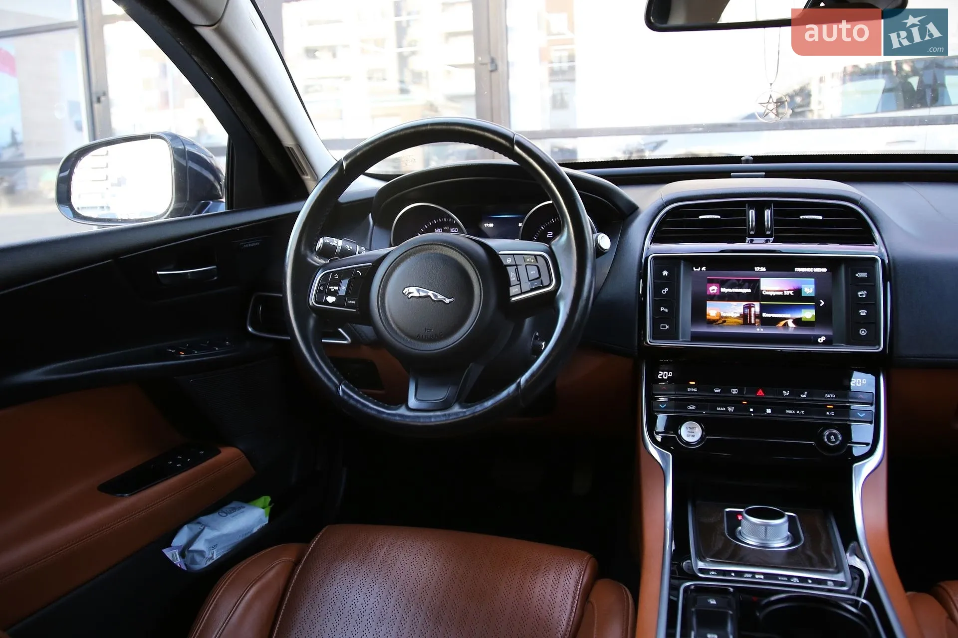 2015 Jaguar XE - мініатюра 14