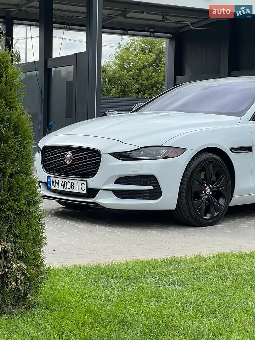 2019 Jaguar XE - фото 1