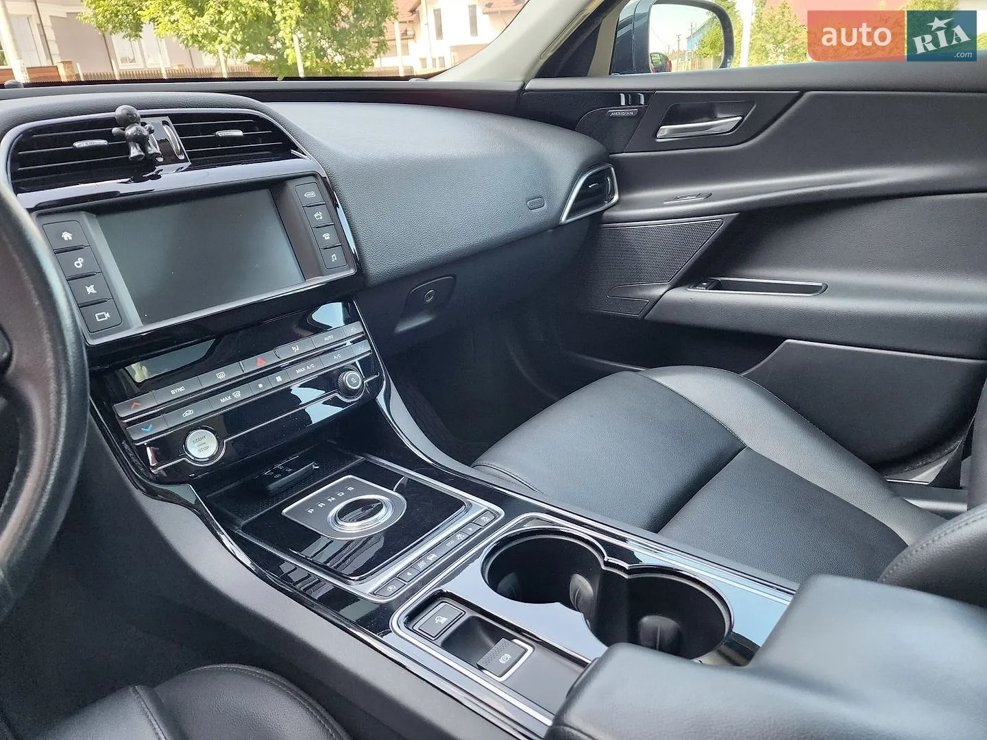 2016 Jaguar XE - мініатюра 13