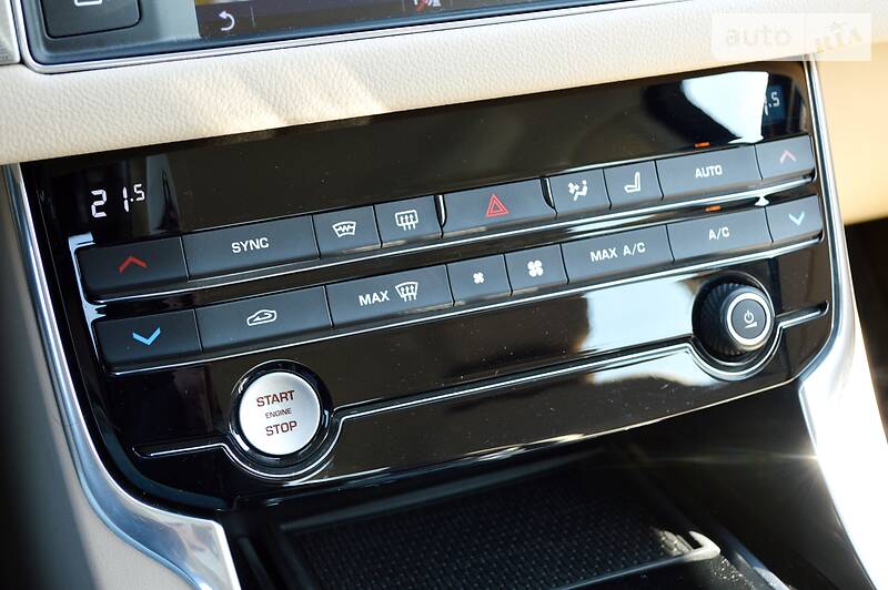 Седан Jaguar XF 2016 в Одесі