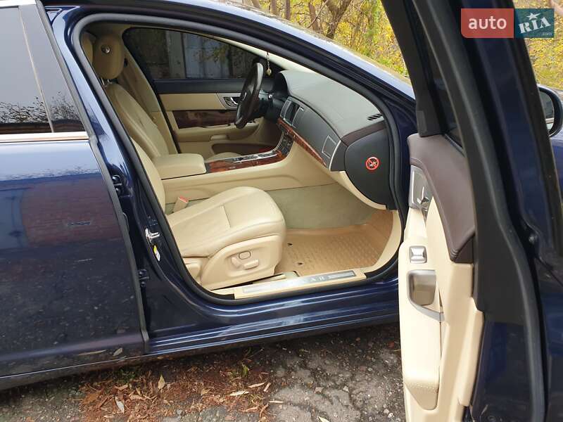 Седан Jaguar XF 2010 в Фастове