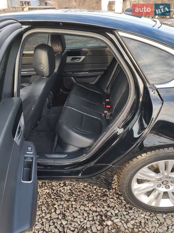 Седан Jaguar XF 2015 в Тячеві