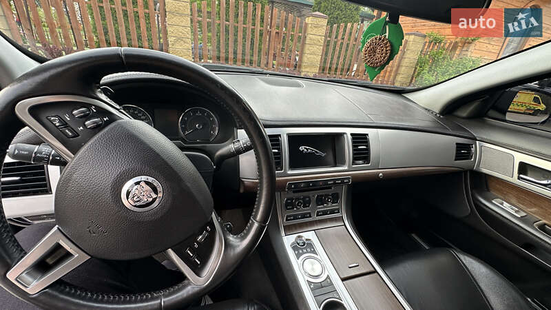 Седан Jaguar XF 2013 в Дніпрі